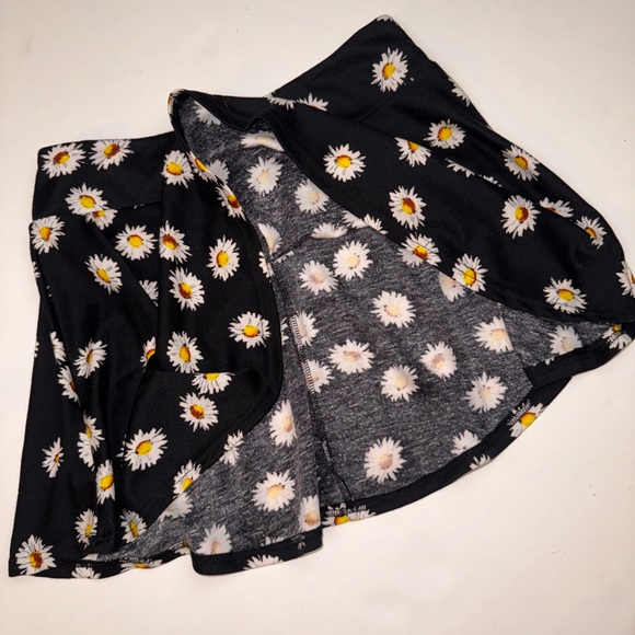 Forever 21 Cute Floral Skirt - Picture 3 of 3